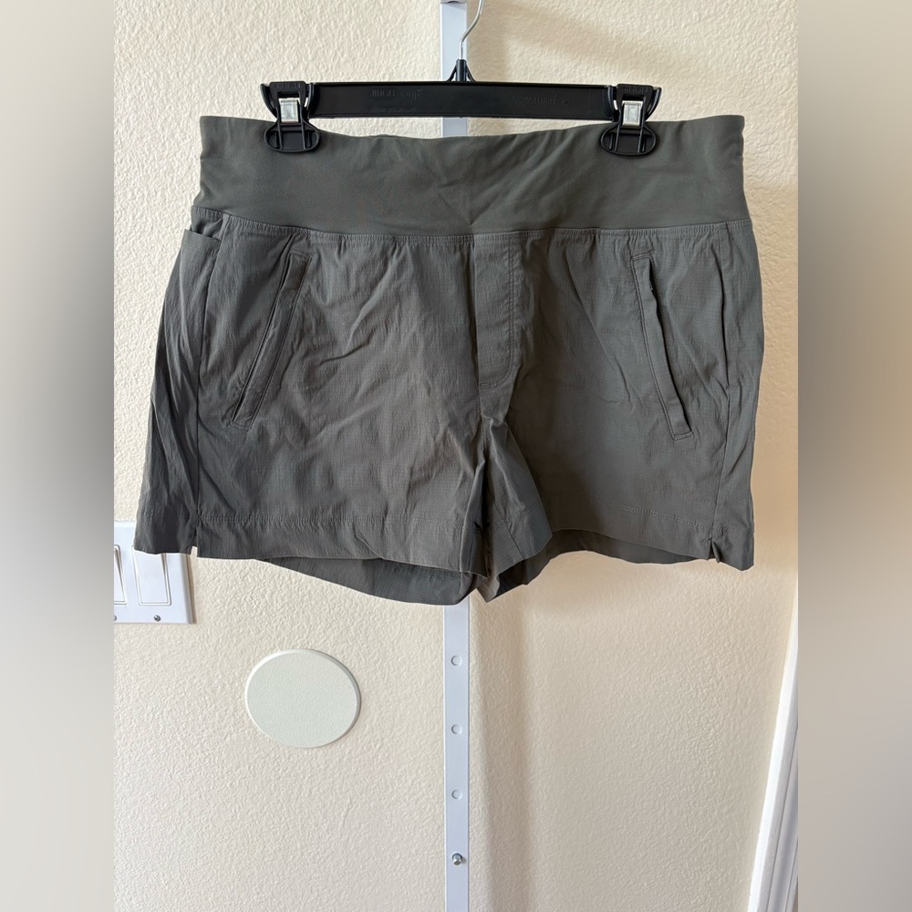 Athleta Trekkie North Short in Mountain Olive - Size 12 - Picture 7 of 9